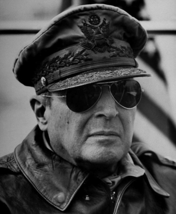 Douglas MacArthur Ray Ban Aviator napszemüvegben